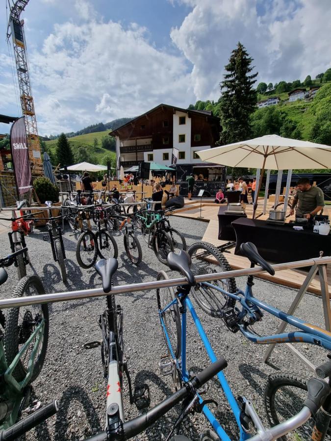 Skill Mountain Lodge - Ski Und Bike Hostel Im Sommer Mit Joker Card Зальбах-Хинтерглемм Экстерьер фото