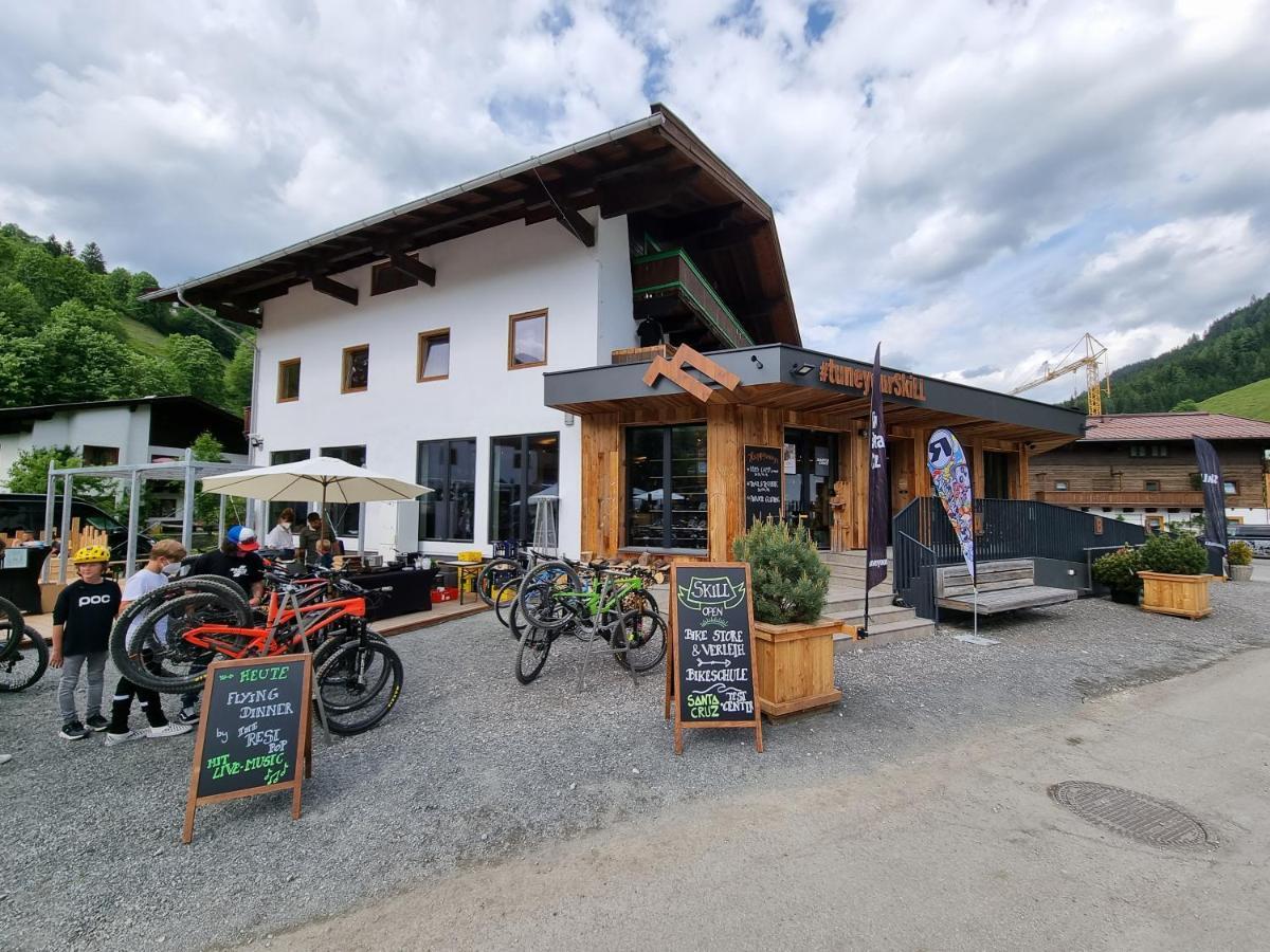 Skill Mountain Lodge - Ski Und Bike Hostel Im Sommer Mit Joker Card Зальбах-Хинтерглемм Экстерьер фото