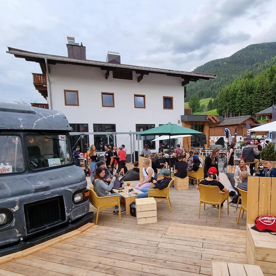 Skill Mountain Lodge - Ski Und Bike Hostel Im Sommer Mit Joker Card Зальбах-Хинтерглемм Экстерьер фото