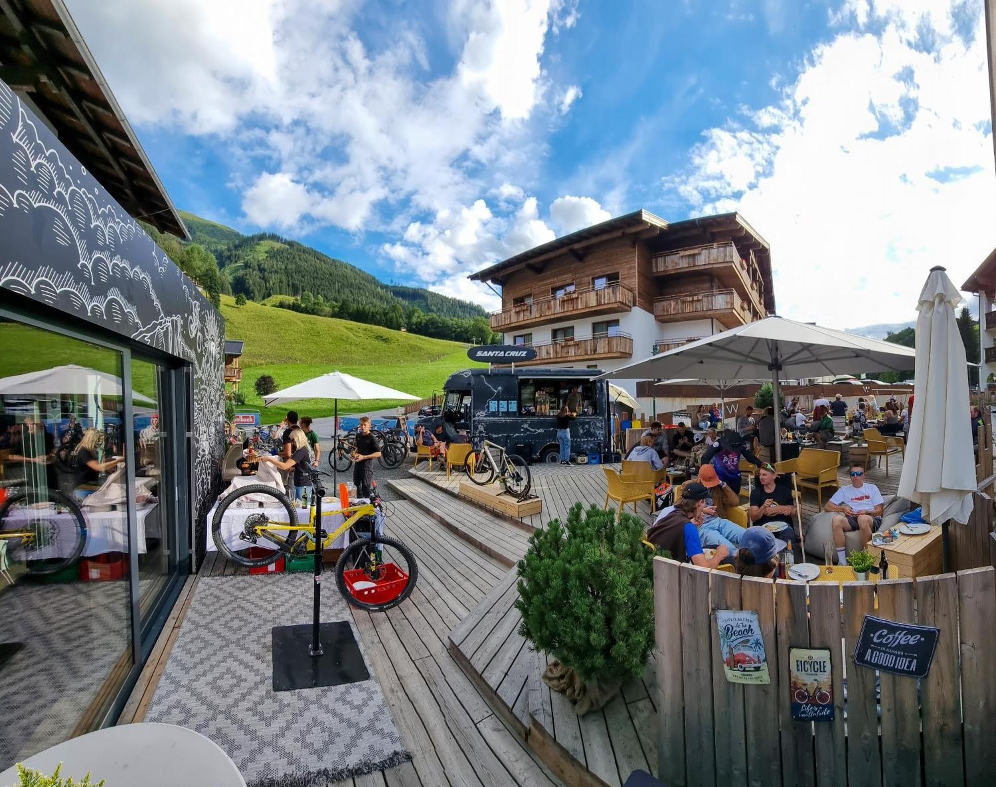Skill Mountain Lodge - Ski Und Bike Hostel Im Sommer Mit Joker Card Зальбах-Хинтерглемм Экстерьер фото